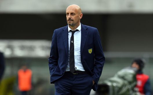 VERONA, ITALY - APRIL 14: Domenico Di Carlo head coach of Chievo Verona looks on during the Serie A match between Chievo Verona and SSC Napoli at Stadio Marc'Antonio Bentegodi on April 14, 2019 in Verona, Italy. (Photo by Alessandro Sabattini/Getty Images) VERONA, ITALY - APRIL 14: Domenico Di Carlo head coach of Chievo Verona looks on during the Serie A match between Chievo Verona and SSC Napoli at Stadio Marc'Antonio Bentegodi on April 14, 2019 in Verona, Italy. (Photo by Alessandro Sabattini/Getty Images)