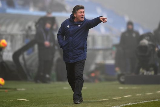 REGGIO NELL'EMILIA, ITALY - NOVEMBER 21: Walter Mazzarri head coach of Cagliari Calcio issues instructions to his players during the Serie A match between US Sassuolo and Cagliari Calcio at Mapei Stadium - Citta' del Tricolore on November 21, 2021 in Reggio nell'Emilia, Italy. (Photo by Alessandro Sabattini/Getty Images) REGGIO NELL'EMILIA, ITALY - NOVEMBER 21: Walter Mazzarri head coach of Cagliari Calcio issues instructions to his players during the Serie A match between US Sassuolo and Cagliari Calcio at Mapei Stadium - Citta' del Tricolore on November 21, 2021 in Reggio nell'Emilia, Italy. (Photo by Alessandro Sabattini/Getty Images)