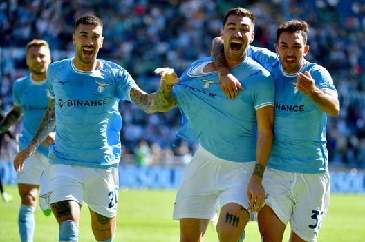 ROME, ITALY - OCTOBER 02: Alessio Romagnoli of SS Lazio celebrate a second goal with his teammates during the Serie A match between SS Lazio and Spezia Calcio at Stadio Olimpico on October 02, 2022 in Rome, Italy. (Photo by Marco Rosi - SS Lazio/Getty Images) Sarri: “Romagnoli riposa in EL? Vediamo, Firenze ora non ci interessa”- immagine 2