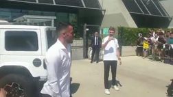 Juventus, Kostic al JMedical: foto e autografi con i tifosi | VIDEO