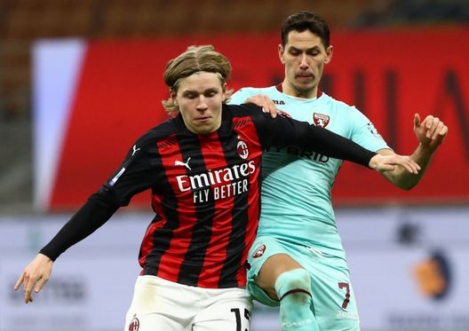  MILAN, ITALY - JANUARY 09: Sasa Lukic of Torino F.C. tackles Jens Petter Hauge of A.C. Milan during the Serie A match between AC Milan and Torino FC at Stadio Giuseppe Meazza on January 09, 2021 in Milan, Italy. Sporting stadiums around Italy remain under strict restrictions due to the Coronavirus Pandemic as Government social distancing laws prohibit fans inside venues resulting in games being played behind closed doors. (Photo by Marco Luzzani/Getty Images) 