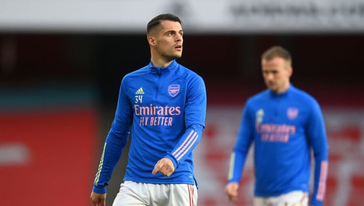 LONDON, ENGLAND - APRIL 23: Granit Xhaka of Arsenal looks on ahead of the Premier League match between Arsenal and Everton at Emirates Stadium on April 23, 2021 in London, England. Sporting stadiums around the UK remain under strict restrictions due to the Coronavirus Pandemic as Government social distancing laws prohibit fans inside venues resulting in games being played behind closed doors. (Photo by Michael Regan/Getty Images) Xhaka segna con l’Arsenal e sfuma per la Roma. Arteta: “Uomo chiave, resta qui” - immagine 1
