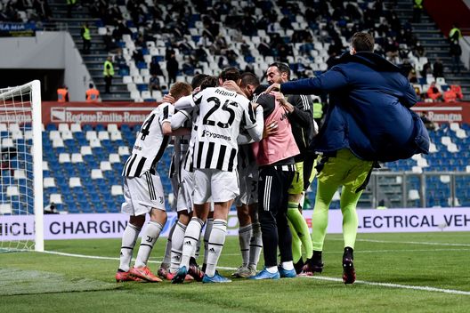 REGGIO NELL'EMILIA, ITALY - MAY 19: Federico Chiesa of Juventus celebrates with teammates after scoring his team's second goal during the TIMVISION Cup Final between Atalanta BC and Juventus at Mapei Stadium on May 19, 2021 in Reggio nell'Emilia, Italy. (Photo by Daniele Badolato - Juventus FC/Juventus FC via Getty Images)