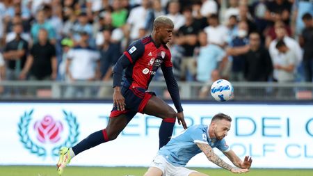 ROME, ITALY - SEPTEMBER 19: Keita Balde of Cagliari Calcio battles for possession with Manuel Lazzari of SS Lazio during the Serie A match between SS Lazio and Cagliari Calcio at Stadio Olimpico on September 19, 2021 in Rome, Italy. (Photo by Paolo Bruno/Getty Images) ROME, ITALY - SEPTEMBER 19: Keita Balde of Cagliari Calcio battles for possession with Manuel Lazzari of SS Lazio during the Serie A match between SS Lazio and Cagliari Calcio at Stadio Olimpico on September 19, 2021 in Rome, Italy. (Photo by Paolo Bruno/Getty Images)