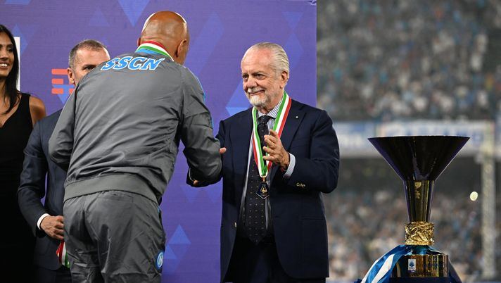 NAPLES, ITALY - JUNE 04: President of SSC Napoli, Aurelio De Laurentiis, shakes hands with Luciano Spalletti, Head Coach of SSC Napoli, next to the Serie A trophy following the Serie A match between SSC Napoli and UC Sampdoria at Stadio Diego Armando Maradona on June 04, 2023 in Naples, Italy. (Photo by Francesco Pecoraro/Getty Images) Spalletti de laurentiis