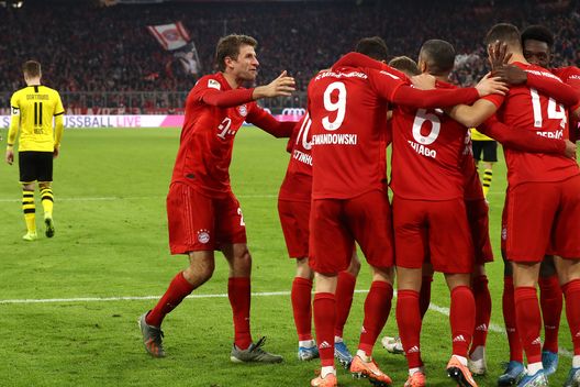 MUNICH, GERMANY - NOVEMBER 09: Thomas Müller of FC Bayern Muenchen celebrates the 4th team goal with his team mates during the Bundesliga match between FC Bayern Muenchen and Borussia Dortmund at Allianz Arena on November 09, 2019 in Munich, Germany. (Photo by Alexander Hassenstein/Bongarts/Getty Images) MUNICH, GERMANY - NOVEMBER 09: Thomas Müller of FC Bayern Muenchen celebrates the 4th team goal with his team mates during the Bundesliga match between FC Bayern Muenchen and Borussia Dortmund at Allianz Arena on November 09, 2019 in Munich, Germany. (Photo by Alexander Hassenstein/Bongarts/Getty Images)