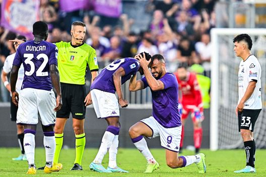 LA SPEZIA, ITALY - OCTOBER 30: Arthur Cabral of Fiorentina (R) celebrates with his team-mate Christian Kouamé after scoring a goal during the Serie A match between Spezia Calcio and ACF Fiorentina at Stadio Alberto Picco on October 30, 2022 in La Spezia, Italy. (Photo by Simone Arveda/Getty Images) Fiorentina contro il mal di trasferta: alla ricerca del passato- immagine 2