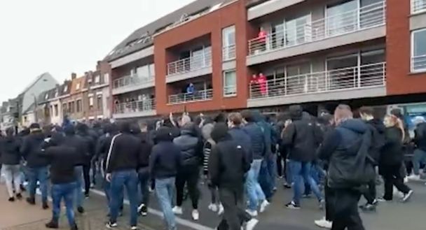 Bruges, solo gli idranti della Polizia evitano gli scontri pre-derby- immagine 3