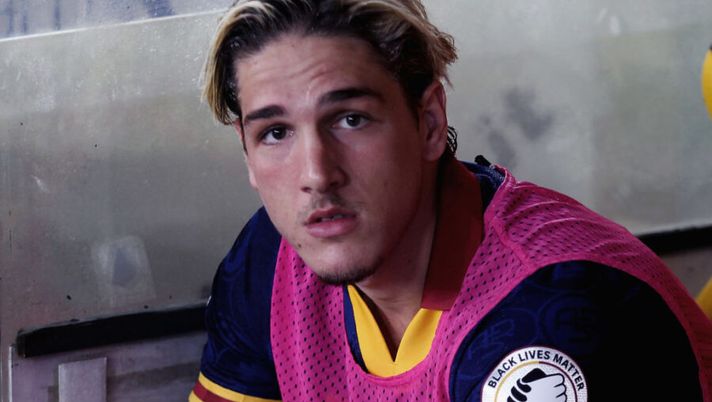 ROME, ITALY - JULY 15: Nicolò Zaniolo of AS Roma looks on as he wears a jersey with a patch for 'Black Lives Matter' during the Serie A match between AS Roma and Hellas Verona at Stadio Olimpico on July 15, 2020 in Rome, Italy. (Photo by Paolo Bruno/Getty Images) Zaniolo vi tenta per l’asta? Corriere: “Quando è atteso il suo rientro in campo” - immagine 1