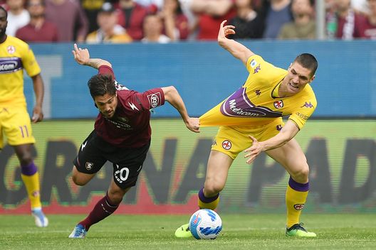 SALERNO, ITALY - APRIL 24: Simone Verdi of US Salernitana vies with Nikola Milenkovic of ACF Fiorentina during the Serie A match between US Salernitana and ACF Fiorentina at Stadio Arechi on April 24, 2022 in Salerno, Italy. (Photo by Francesco Pecoraro/Getty Images) Nikola, ultimo regalo? Scegliere il Tottenham per far sorridere…Italiano- immagine 2