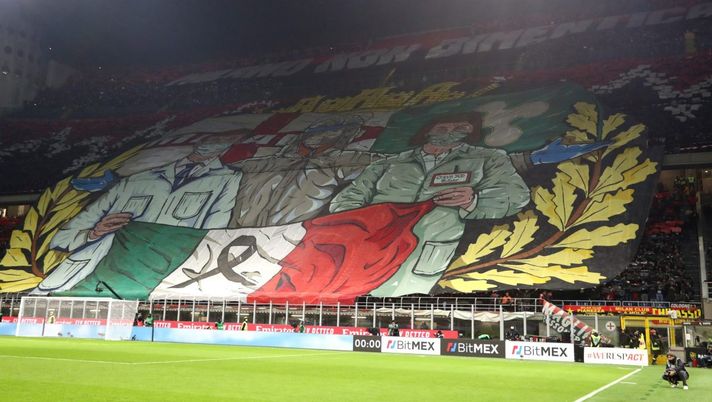 MILAN, ITALY - NOVEMBER 07: Fans display a tifo prior to the Serie A match between AC Milan and FC Internazionale at Stadio Giuseppe Meazza on November 07, 2021 in Milan, Italy. (Photo by Marco Luzzani/Getty Images) Milan-Inter, il derby sugli spalti: “Milano non dimentica e Campioni d’Italia” - immagine 1