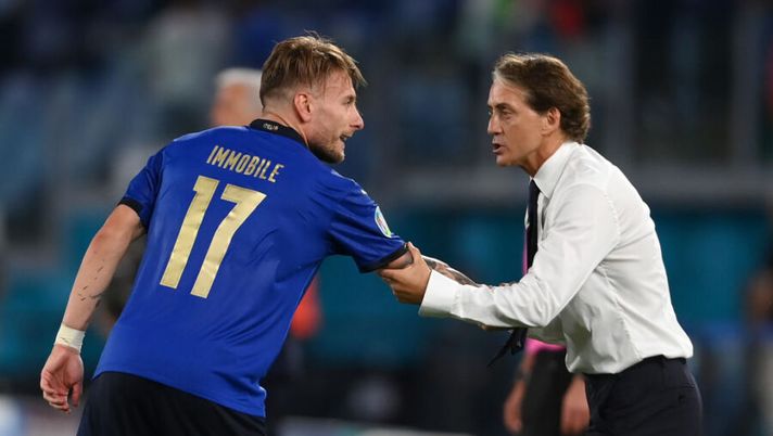 ROME, ITALY - JUNE 16: Ciro Immobile of Italy is congratulated by Roberto Mancini, Head Coach of Italy after scoring his teams third gaol during the UEFA Euro 2020 Championship Group A match between Italy and Switzerland at Olimpico Stadium on June 16, 2021 in Rome, Italy. (Photo by Mike Hewitt/Getty Images) Sfogo Mancini: “Ho obbligato i giocatori ad andare via, Immobile sarebbe stato in tribuna” - immagine 1