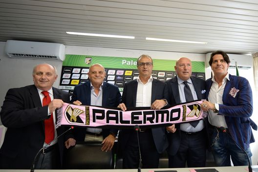 PALERMO, ITALY - JUNE 07: (L-R) Roberto Bergamo, US Citta' di Palermo CEO, Salvatore Tuttolomondo, Arkus CFO, Pasquale Marino, Fabrizio Lucchesi, General Manager of US Citta' di Palermo and Walter Tuttolomondo, Walter Tuttolomondo, Arkus Network President, pose during the presentation of Marino as new Head Coach of US Citta' di Palermo at Renzo Barbera Stadium on June 07, 2019 in Palermo, Italy. (Photo by Getty Images/Getty Images) PALERMO, ITALY - JUNE 07: (L-R) Roberto Bergamo, US Citta' di Palermo CEO, Salvatore Tuttolomondo, Arkus CFO, Pasquale Marino, Fabrizio Lucchesi, General Manager of US Citta' di Palermo and Walter Tuttolomondo, Walter Tuttolomondo, Arkus Network President, pose during the presentation of Marino as new Head Coach of US Citta' di Palermo at Renzo Barbera Stadium on June 07, 2019 in Palermo, Italy. (Photo by Getty Images/Getty Images)