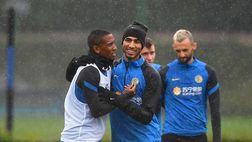 Young e Hakimi si allenano in gruppo, l’Inter li saluta: “Bentornati ragazzi”