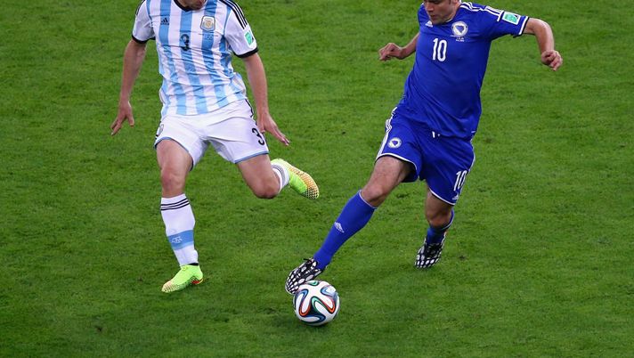 RIO DE JANEIRO, BRAZIL - JUNE 15: Zvjezdan Misimovic of Bosnia and Herzegovina controls the ball as Hugo Campagnaro gives chase during the 2014 FIFA World Cup Brazil Group F match between Argentina and Bosnia-Herzegovina at Maracana on June 15, 2014 in Rio de Janeiro, Brazil. (Photo by Clive Rose/Getty Images) RIO DE JANEIRO, BRAZIL - JUNE 15: Zvjezdan Misimovic of Bosnia and Herzegovina controls the ball as Hugo Campagnaro gives chase during the 2014 FIFA World Cup Brazil Group F match between Argentina and Bosnia-Herzegovina at Maracana on June 15, 2014 in Rio de Janeiro, Brazil. (Photo by Clive Rose/Getty Images)