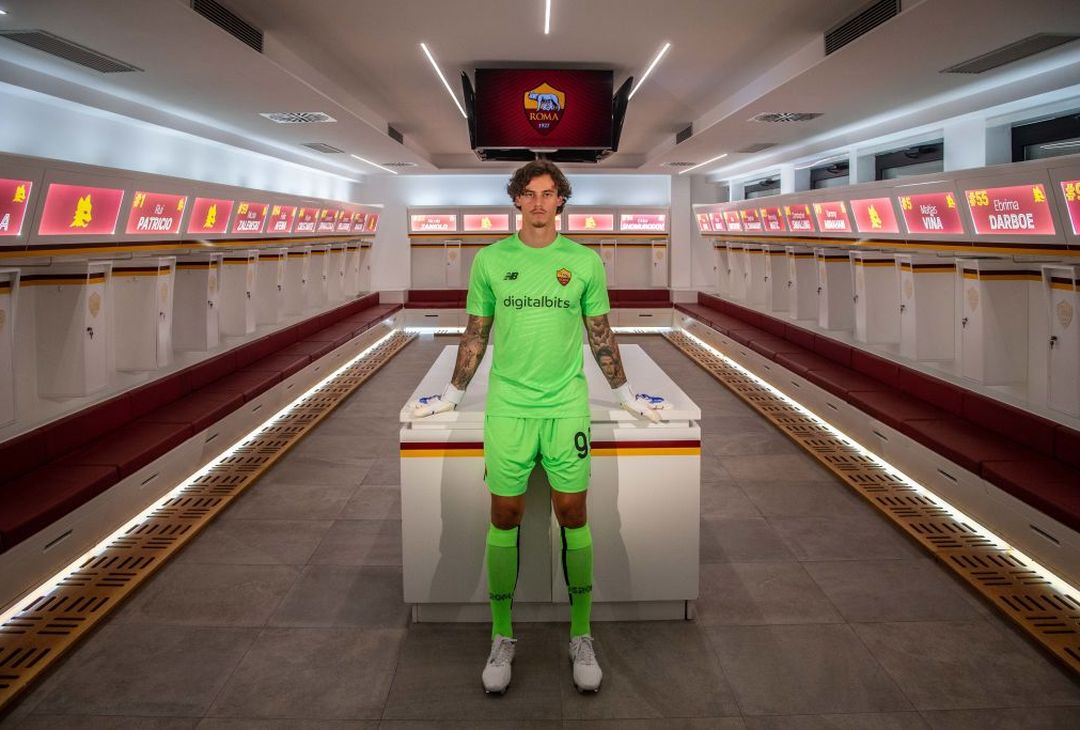 Ecco Svilar: gli scatti tra arrivo, firma e nuova maglia a Trigoria – FOTO GALLERY - immagine 26