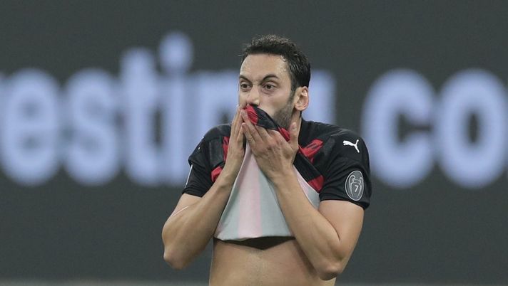 Hakan Calhanoglu (centrocampista AC Milan) durante Milan-Verona (Serie A 2020-2021) | AC Milan News (Getty Images) 