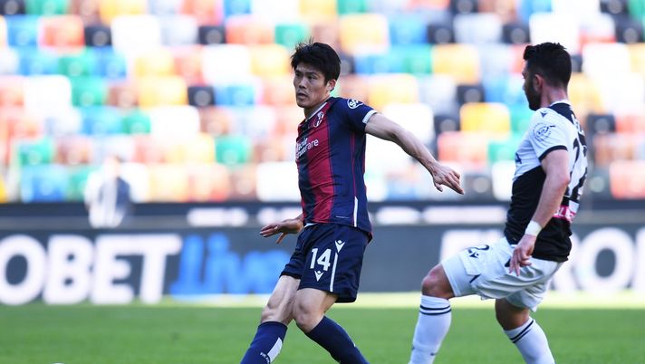 UDINE, ITALY - MAY 08: Takehiro Tomiyasu of Bologna FC passing the ball past Tolgay Arslan of Udinese Calcio during the Serie A match between Udinese Calcio and Bologna FC at Dacia Arena on May 08, 2021 in Udine, Italy. Sporting stadiums around Italy remain under strict restrictions due to the Coronavirus Pandemic as Government social distancing laws prohibit fans inside venues resulting in games being played behind closed doors. (Photo by Alessandro Sabattini/Getty Images) UDINE, ITALY - MAY 08: Takehiro Tomiyasu of Bologna FC passing the ball past Tolgay Arslan of Udinese Calcio during the Serie A match between Udinese Calcio and Bologna FC at Dacia Arena on May 08, 2021 in Udine, Italy. Sporting stadiums around Italy remain under strict restrictions due to the Coronavirus Pandemic as Government social distancing laws prohibit fans inside venues resulting in games being played behind closed doors. (Photo by Alessandro Sabattini/Getty Images)