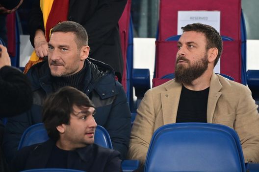 ROME, ITALY - FEBRUARY 19: (L-R) Former players Francesco Totti and Daniele De Rossi sit in the stands during the Serie A match between AS Roma and Hellas Verona FC at Stadio Olimpico on February 19, 2022 in Rome, Italy. (Photo by Luciano Rossi/AS Roma via Getty Images) Totti: “Domani non c’è una favorita. Sarei felice se vincesse la Fiorentina”- immagine 2