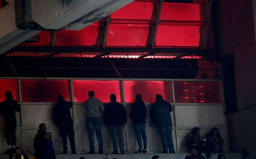 Tifosi del derby Aek-Olympiacos attenti a quanto accadeva fuori dallo stadio con disordini e lacrimogeni Tifosi del derby Aek-Olympiacos attenti a quanto accadeva fuori dallo stadio con disordini e lacrimogeni