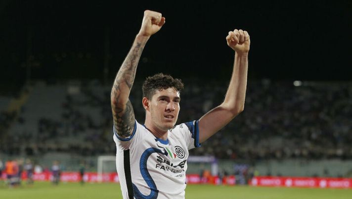 FLORENCE, ITALY - SEPTEMBER 21: Alessandro Bastoni of FC Internazionale celebrate the victory during the Serie A match between ACF Fiorentina v FC Internazionale on September 21 in Florence, Italy. (Photo by Gabriele Maltinti/Getty Images) Bastoni, la Gazzetta: “Appena si ferma per una botta, Inzaghi non corre rischi” - immagine 1