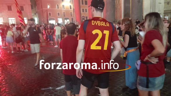 La Roma compie 95 anni, il Pantheon è giallorosso. Poi coreografia a Castel Sant’Angelo- immagine 5