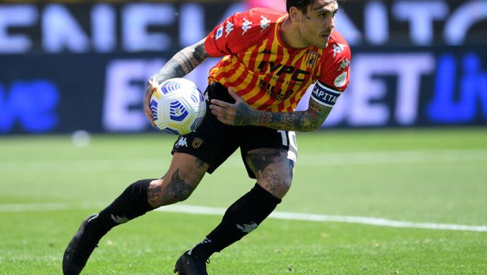 BENEVENTO, ITALY - APRIL 25: Nicolas Viola of Benevento Calcio celebrates after scoring their side's first goal during the Serie A match between Benevento Calcio and Udinese Calcio at Stadio Ciro Vigorito on April 25, 2021 in Benevento, Italy. Sporting stadiums around Italy remain under strict restrictions due to the Coronavirus Pandemic as Government social distancing laws prohibit fans inside venues resulting in games being played behind closed doors. (Photo by Francesco Pecoraro/Getty Images) La novità in porta, Lapadula e il ritorno di Viola: la probabile formazione del Benevento - immagine 1