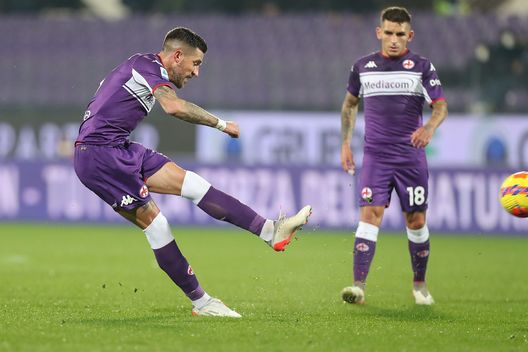 FLORENCE, ITALY - JANUARY 17: Cristiano Biraghi of ACF Fiorentina scores a goal during the Serie A match between ACF Fiorentina and Genoa CFC at Stadio Artemio Franchi on January 17, 2022 in Florence, Italy. (Photo by Gabriele Maltinti/Getty Images) Biraghi si è preso Firenze, ma anche Mancini lo studia da vicino- immagine 2