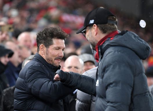 LIVERPOOL, ENGLAND - MARCH 11: Diego Simeone, Manager of Atletico Madrid and Jurgen Klopp, Manager of Liverpool bump elbows prior to the UEFA Champions League round of 16 second leg match between Liverpool FC and Atletico Madrid at Anfield on March 11, 2020 in Liverpool, United Kingdom. (Photo by Laurence Griffiths/Getty Images) Simeone: “Xavi non ama il mio stile? Adesso allena anche lui, sicuramente sarà bravissimo…”- immagine 2