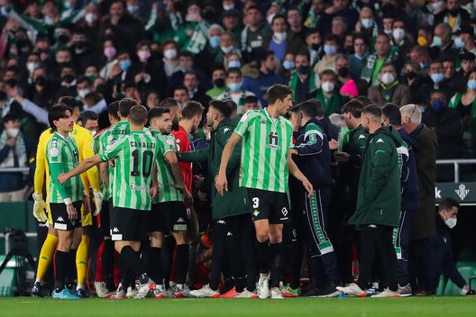 (Photo by Fran Santiago/Getty Images) Il lancio del bastone nel derby di coppa tra Betis e Siviglia: manca il colpevole, tutto archiviato- immagine 2
