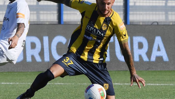 CASTELLAMMARE DI STABIA, ITALY - OCTOBER 19: Simone Calvano of Juve Stabia during the Serie B match between Juve Stabia and Pordenone on October 19, 2019 in Castellammare di Stabia, Italy. (Photo by Francesco Pecoraro/Getty Images) CASTELLAMMARE DI STABIA, ITALY - OCTOBER 19: Simone Calvano of Juve Stabia during the Serie B match between Juve Stabia and Pordenone on October 19, 2019 in Castellammare di Stabia, Italy. (Photo by Francesco Pecoraro/Getty Images)