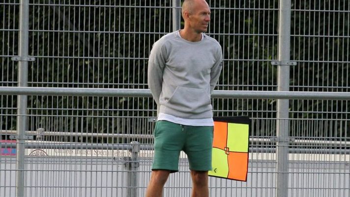 Attenzione, gioca Luka Robben: e suo papà Arjen fa il guardalinee… Attenzione, gioca Luka Robben: e suo papà Arjen fa il guardalinee…