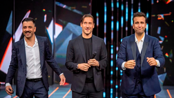 Totti, risate e battute da Pio e Amedeo. E si commuove cantando con Baglioni…