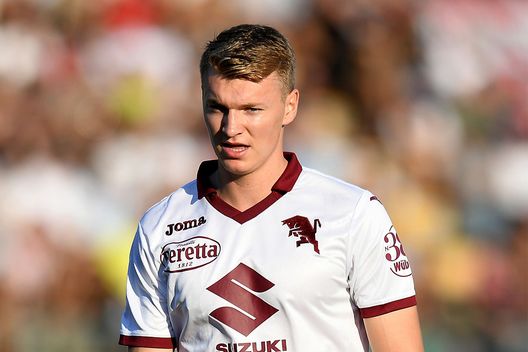 CREMONA, ITALY - AUGUST 27:Perr Schuurs of Torino FC looks on during the Serie A match between US Cremonese and Torino FC at Stadio Giovanni Zini on August 27, 2022 in Cremona, Italy. (Photo by Alessandro Sabattini/Getty Images)