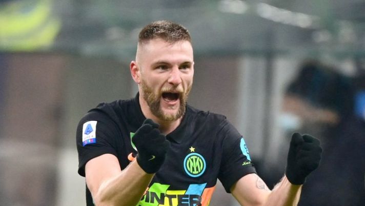 Inter Milan's Slovakian defender Milan Skriniar celebrates after scoring a goal during the Serie A football match beetween Inter Milan and Lazio at the Meazza stadium in Milan on January 9, 2022. (Photo by MIGUEL MEDINA / AFP) (Photo by MIGUEL MEDINA/AFP via Getty Images) Caressa: “Skriniar fortissimo, tra i top 3/4 in Europa. Ricorda questo difensore del passato” - immagine 1