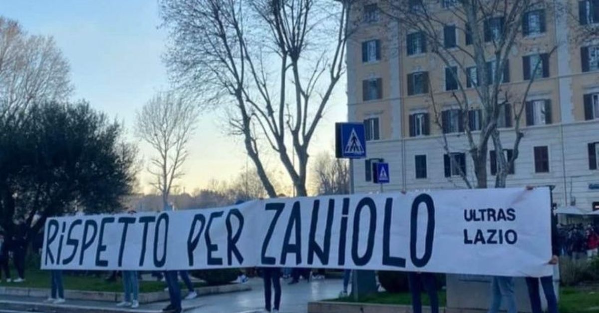 Lazio, ironic banner of the biancocelesti ultras: 