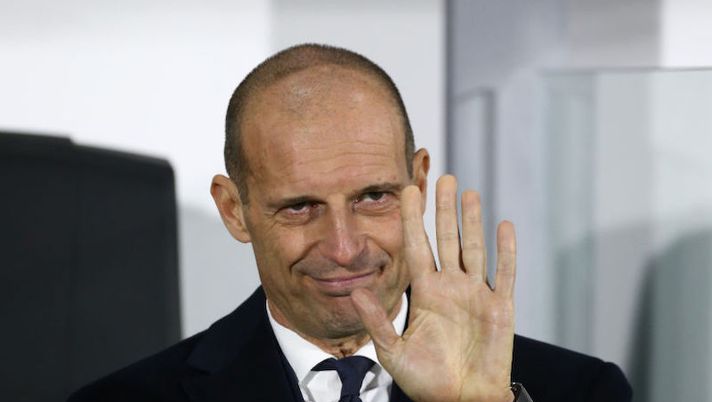 VENICE, ITALY - DECEMBER 11: Head coach of Juventus Massimiliano Allegri salutes during the Serie A match between Venezia FC and Juventus at Stadio Pier Luigi Penzo on December 11, 2021 in Venice, Italy. (Photo by Maurizio Lagana/Getty Images) Allegri a sorpresa sul mercato Juve: “Nessuna rivoluzione, ecco cosa servirà” - immagine 1