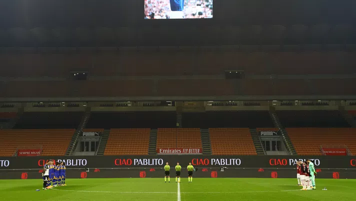 MILAN, ITALY - DECEMBER 13:  The players observe a minutes silence in memory of Paolo Rossi who passed away recently prior to  the Serie A match between AC Milan and Parma Calcio at Stadio Giuseppe Meazza on December 13, 2020 in Milan, Italy. Sporting stadiums around Italy remain under strict restrictions due to the Coronavirus Pandemic as Government social distancing laws prohibit fans inside venues resulting in games being played behind closed doors. (Photo by Marco Luzzani/Getty Images)