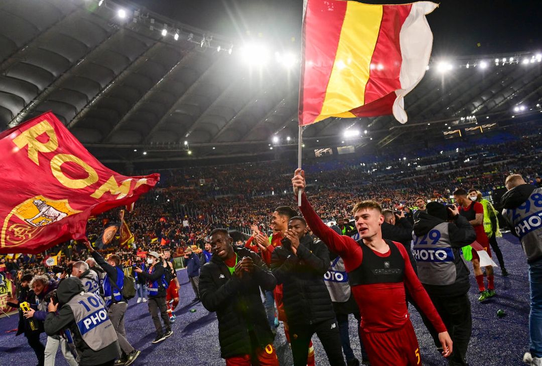 La Roma si scatena: Mancini con la bandiera, Abraham si spoglia – FOTO GALLERY - immagine 20