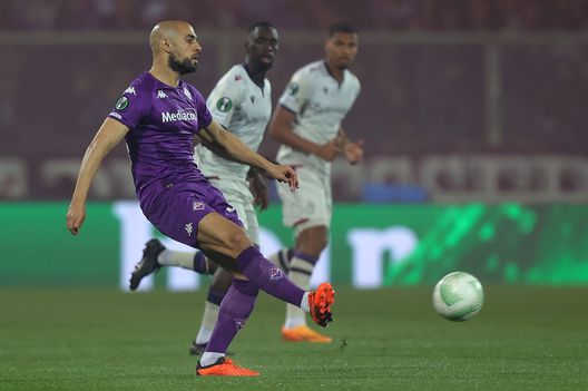 FLORENCE, ITALY - MAY 11: Sofyan Amrabat of ACF Fiorentina in action during the UEFA Europa Conference League semi-final first leg match between ACF Fiorentina and FC Basel at Poznan Stadium on May 11, 2023 in Florence, Italy. (Photo by Gabriele Maltinti/Getty Images) Il Barcellona trionfa in Spagna: arriva anche il “Like” di Amrabat- immagine 2