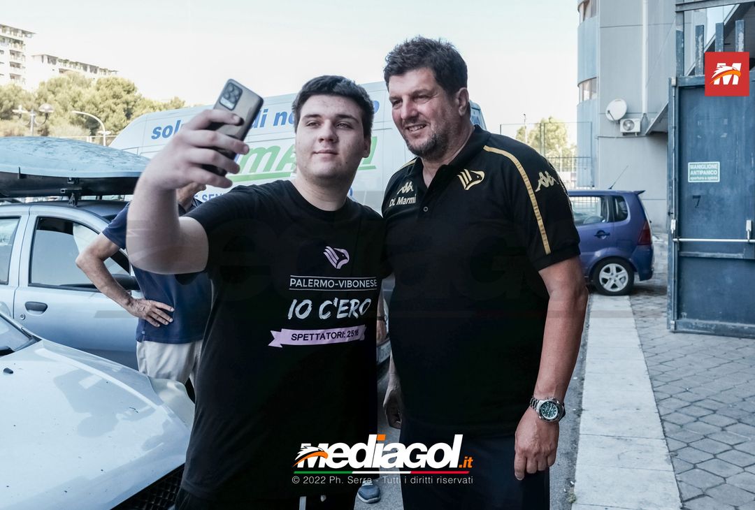 FOTO RITIRO PALERMO, Mister Baldini scatta selfie con i tifosi (Gallery) - immagine 17