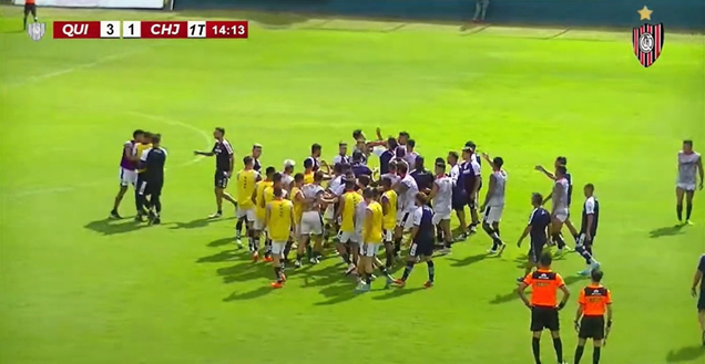 Quilmes-Chacarita, amichevole ma non troppo: rissa in campo tra spinte, pugni e ananas in faccia- immagine 2