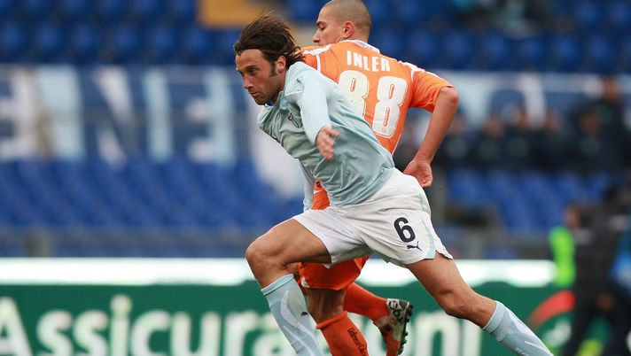 ROME, ITALY - DECEMBER 19: Stefano Mauri (L) of SS Lazio competes for the ball with Gokhan Inler of Udinese Calcio during the Serie A match between SS Lazio and Udinese Calcio at Stadio Olimpico on December 19, 2010 in Rome, Italy. (Photo by Paolo Bruno/Getty Images) Lazio, Mauri a LSC: “Può succedere di tutto, come sempre. È un derby…” - immagine 1