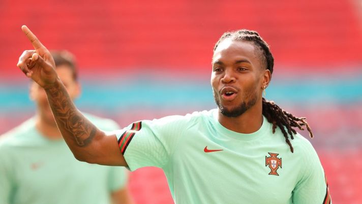 BUDAPEST, HUNGARY - JUNE 14: Renato Sanches of Portugal looks on during the Portugal Training Session ahead of the UEFA Euro 2020 Group F match between Hungary and Portugal at Puskas Arena on June 14, 2021 in Budapest, Hungary. (Photo by Alex Pantling/Getty Images) Sky: “Renato Sanches, il Milan è in corsa e preme: Mendes fa l’asta perché…” - immagine 1