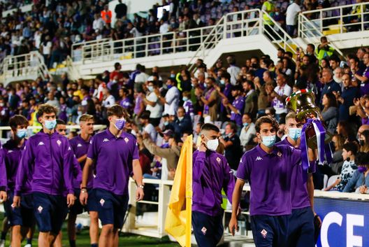 GERMOGLI PH: 28 AGOSTO 2021 FIRENZE STADIO ARTEMIO FRANCHI SERIE A FIORENTINA VS TORINO NELLA FOTO LA FIORENTINA PRIMAVERA SFILA CON LA COPPA GERMOGLI PH: 28 AGOSTO 2021 FIRENZE STADIO ARTEMIO FRANCHI SERIE A FIORENTINA VS TORINO NELLA FOTO LA FIORENTINA PRIMAVERA SFILA CON LA COPPA
