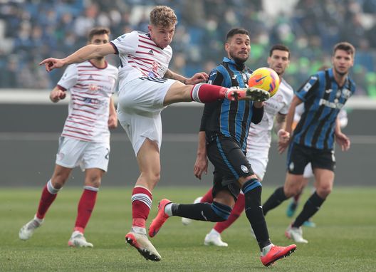 BERGAMO, ITALY - FEBRUARY 06: Matteo Lovato of Cagliari Calcio is challenged by Jose Palomino of Atalanta BC during the Serie A match between Atalanta BC and Cagliari Calcio at Gewiss Stadium on February 06, 2022 in Bergamo, Italy. (Photo by Emilio Andreoli/Getty Images) Fiorentina, freschezza e gioventù per la difesa: al via l’operazione Lovato- immagine 2
