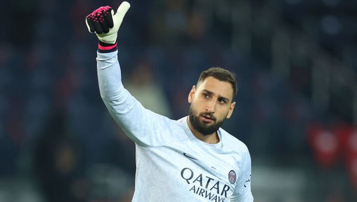 PARIS, FRANCE - FEBRUARY 14: Gianluigi Donnarumma of Paris Saint-Germain applauds the fans prior to the UEFA Champions League round of 16 leg one match between Paris Saint-Germain and FC Bayern Muenchen at Parc des Princes on February 14, 2023 in Paris, France. (Photo by Alex Grimm/Getty Images) Donnarumma: “Al Milan ho dato tutto, dispiace per le critiche. Ci sarà il momento di spiegare” - immagine 1