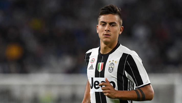 TURIN, ITALY - SEPTEMBER 21: Paulo Dybala of Juventus FC looks on during the Serie A match between Juventus FC and Cagliari Calcio at Juventus Stadium on September 21, 2016 in Turin, Italy. (Photo by Valerio Pennicino/Getty Images) Juve, senti Dybala: “Ora sono pronto per giocare. Anche titolare” - immagine 1