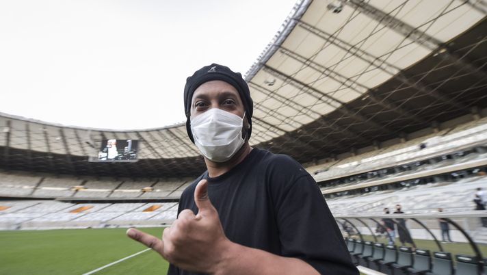 BELO HORIZONTE, BRAZIL - SEPTEMBER 24: Ronaldinho Gaucho gestures during a visit to the Mineirao stadium on September 24, 2020 in Belo Horizonte, Brazil. It is the first time that the former player appears in public in Brazil after being released from prison in Paraguay amid the Coronavirus (COVID - 19) Pandemic. (Photo by Pedro Vilela/Getty Images) BELO HORIZONTE, BRAZIL - SEPTEMBER 24: Ronaldinho Gaucho gestures during a visit to the Mineirao stadium on September 24, 2020 in Belo Horizonte, Brazil. It is the first time that the former player appears in public in Brazil after being released from prison in Paraguay amid the Coronavirus (COVID - 19) Pandemic. (Photo by Pedro Vilela/Getty Images)