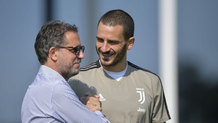 TURIN, ITALY - AUGUST 22: Juventus player Leonardo Bonucci with Fabio Paratici during a Juventus training session at JTC on August 22, 2018 in Turin, Italy. (Photo by Daniele Badolato - Juventus FC/Juventus FC via Getty Images) Paratici a Bonucci: “Juve è degli Agnelli: vuoi che succeda il finimondo per…” - immagine 1